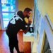 A intrat în amanet și a pus ochii pe aur! Doi lănțișoare, „șterse” în câteva clipe. Hoțul, prins de polițiști
