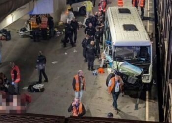 Accident teribil la intrarea în Eurotunel! 19 șoferi de TIR, răniți după ce un microbuz s-a izbit de trenul spre Marea Britanie