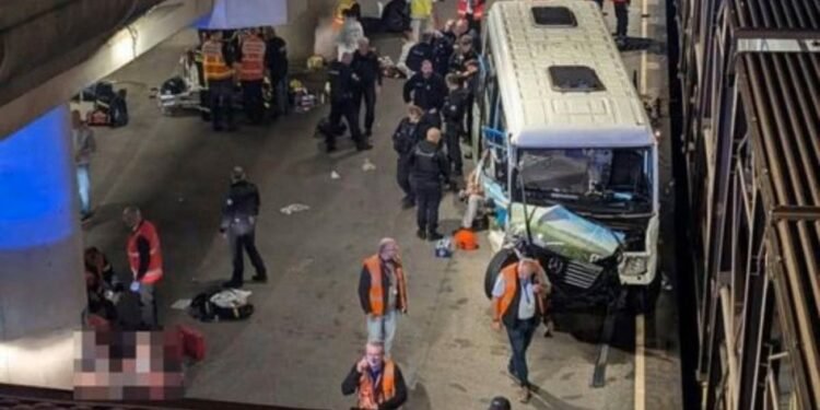 Accident teribil la intrarea în Eurotunel! 19 șoferi de TIR, răniți după ce un microbuz s-a izbit de trenul spre Marea Britanie