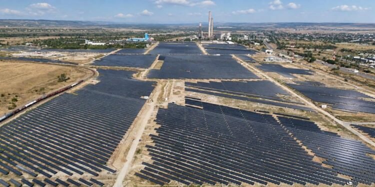Parc fotovoltaic de 89 MW, aproape de finalizare în Dolj. Investiția OMV Petrom de la Ișalnița intră în linie dreaptă