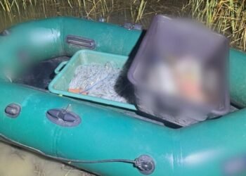 Braconieri prinși cu pești și aparatură de pescuit electric în Dolj! Au aruncat sacul cu dispozitivul ilegal când au văzut poliția