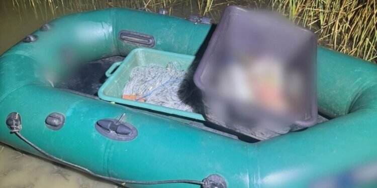 Braconieri prinși cu pești și aparatură de pescuit electric în Dolj! Au aruncat sacul cu dispozitivul ilegal când au văzut poliția