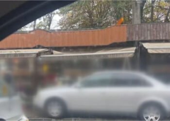 Scene de coșmar pe bulevardul principal din Craiova! O mașină a intrat în pietoni și a izbit o florărie. Trei oameni, la spital