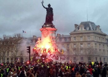 Un adolescent de 15 ani și-a pierdut mâna în timpul protestelor din Franța. Poliția a suspendat grenadele de șoc