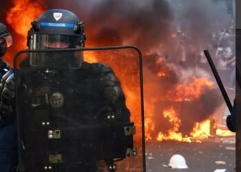 Protestele din Franța iau amploare. Sindicatele din educație ies în stradă alături de liceeni. Greve și manifestații anunțate joi