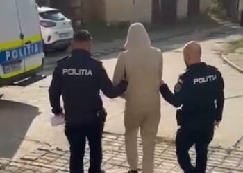A furat șapte parfumuri, apoi a îmbrâncit un polițist care îl urmărea. A primit peste 4 ani de închisoare