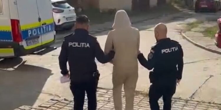 A furat șapte parfumuri, apoi a îmbrâncit un polițist care îl urmărea. A primit peste 4 ani de închisoare