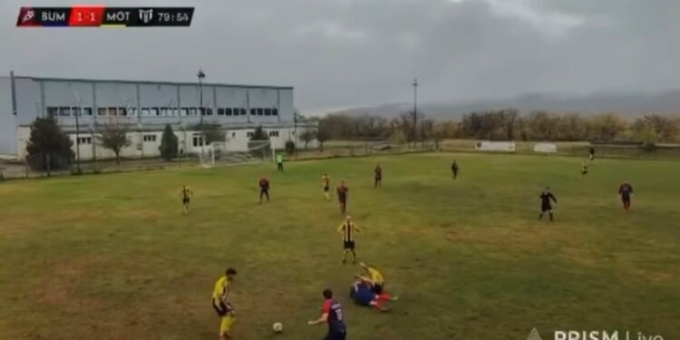 Scene șocante pe un teren de fotbal din Gorj. Jucător dus la spital!