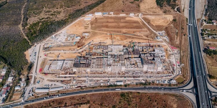 Constructorii, mândri de spitalul pe care îl ridică la Craiova
