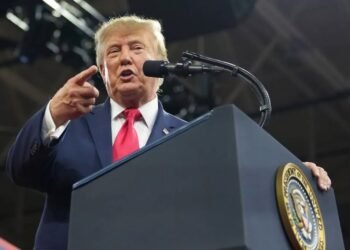 Trump vrea să schimbe numele oceanelor. L-a sunat pe șeful Google, dar s-a lovit de un „Nu” categoric